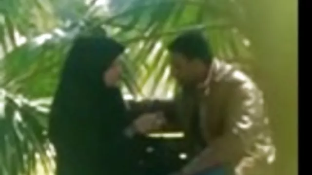MILF کانال تلگرام سکس ویدیو سکسی بر روی میز می دهد